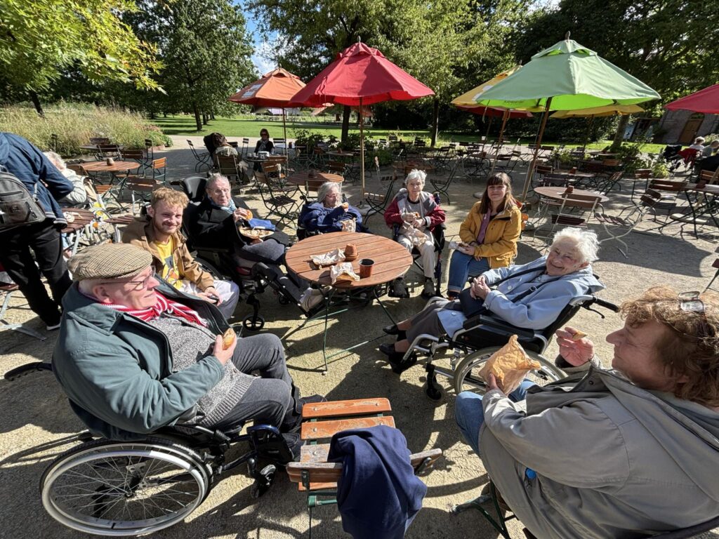 Animation du mois de septembre 2024 à l'EHPAD de l'Arche Lille : Sortie au parc Mosaïc