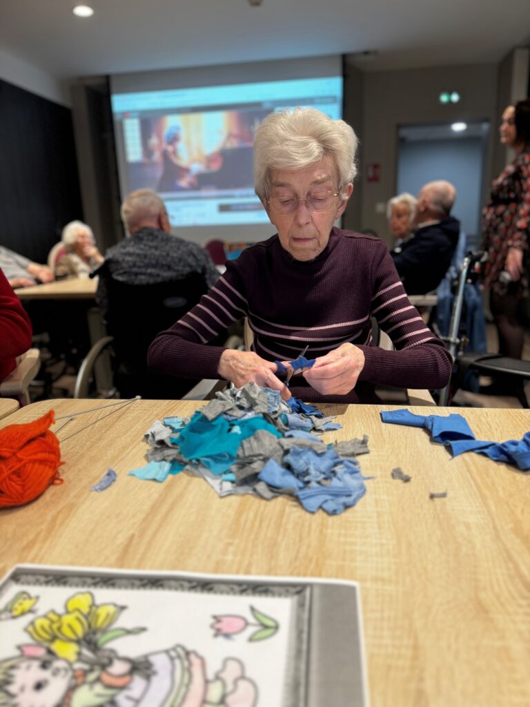 Animation du mois d'octobre 2024 à l'EHPAD de l'Arche Lille : Atelier couture avec le LEO Club Lille Pévèle Mélantois